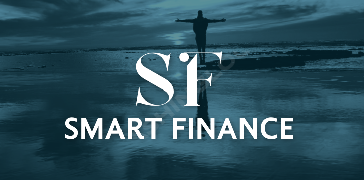 Smart Finance'i logo mererannal laiutatud kätega seisva inimese foto taustal